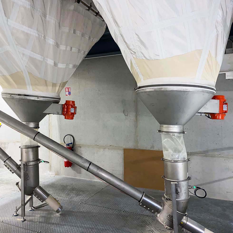 Flexible screw connected to a flexible silo for powder transfer
