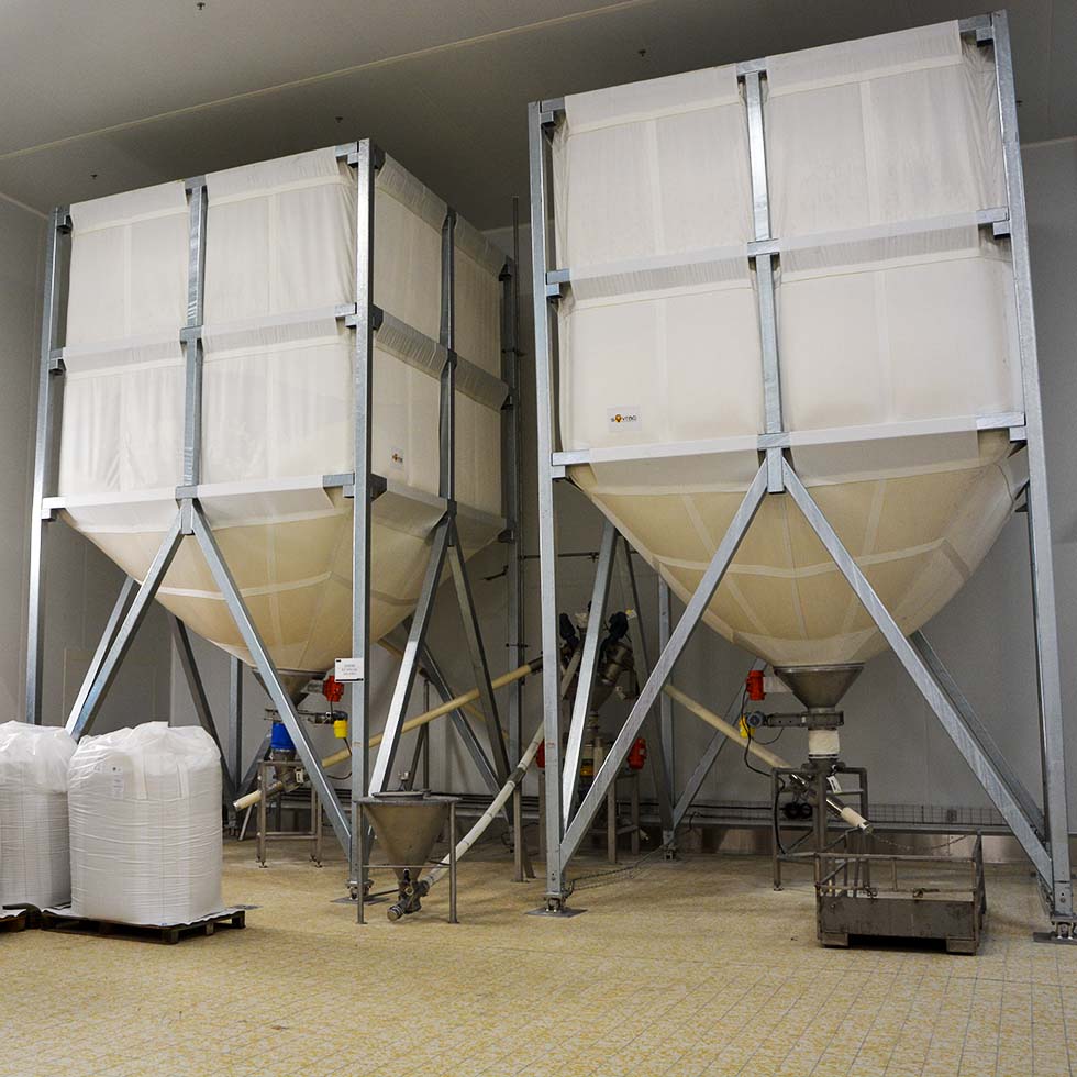 Flexible silo with flexible screw conveyor for transferring powdered products