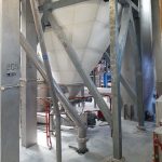 Flexible silo equipped with a flexible screw for transferring bulk products