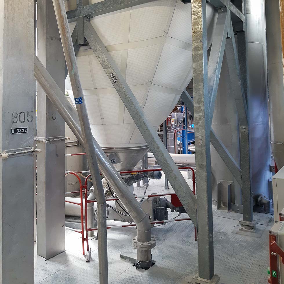 Flexible silo equipped with a flexible screw for transferring bulk products