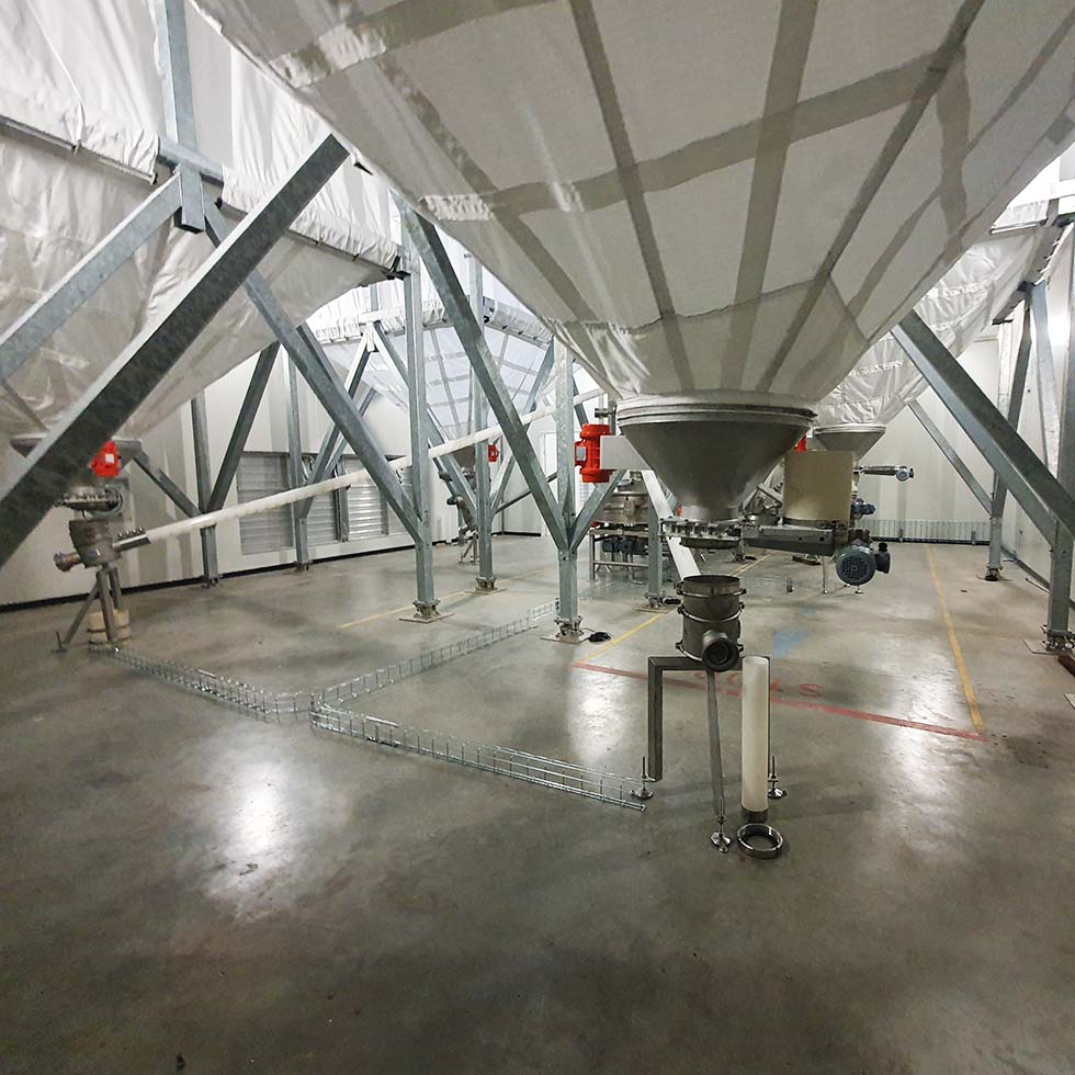 The silos are interconnected by flexible screws.