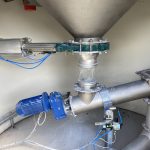 Cuff and transfer screws at the base of the silo