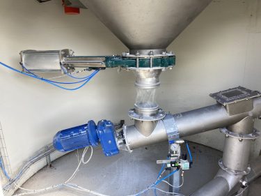 Cuff and transfer screws at the base of the silo